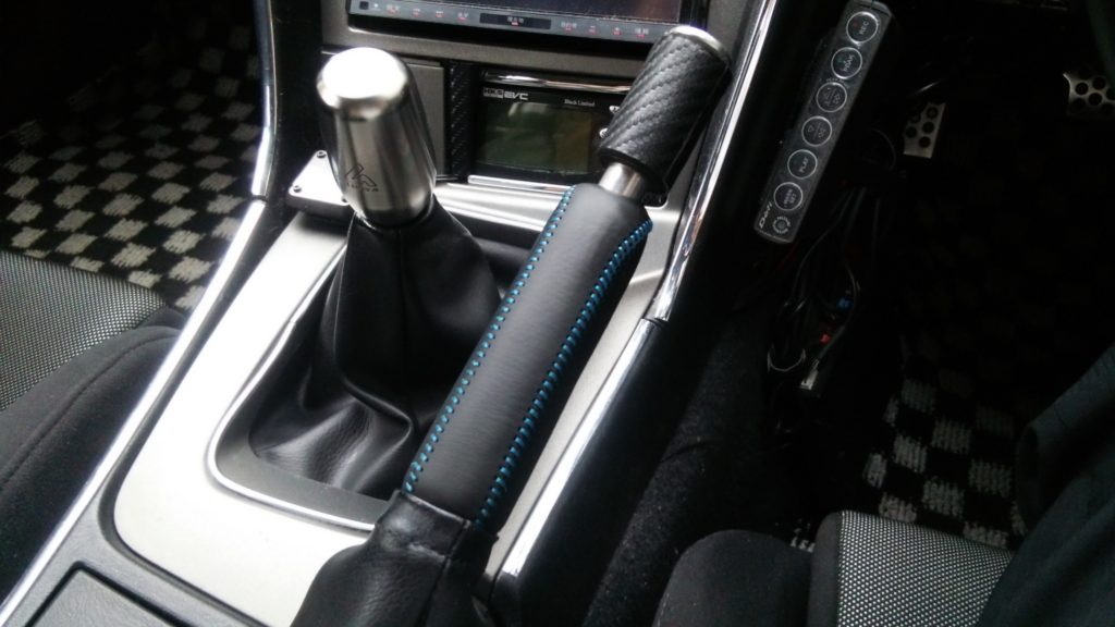 侍プロデュース「サイドブレーキカバー（青ステッチ）」をER34に