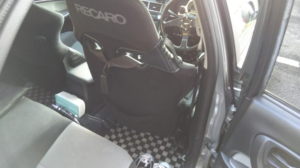 ER34の運転席のRECAROシート「RS-G」にシートバックプロテクターを 